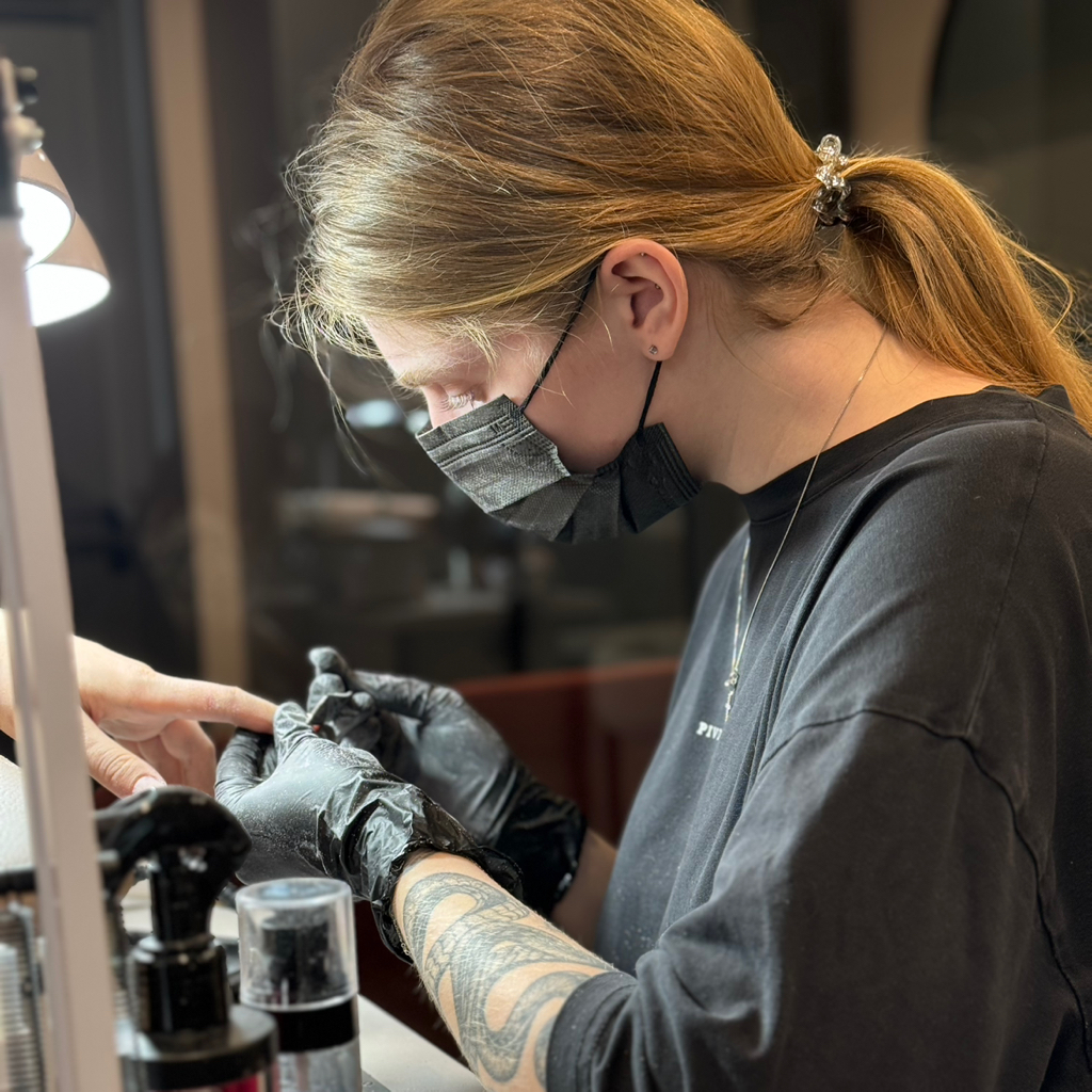 Снятие покрытия, выполненного В НАШЕЙ студии (перед последующим маникюром с покрытием)