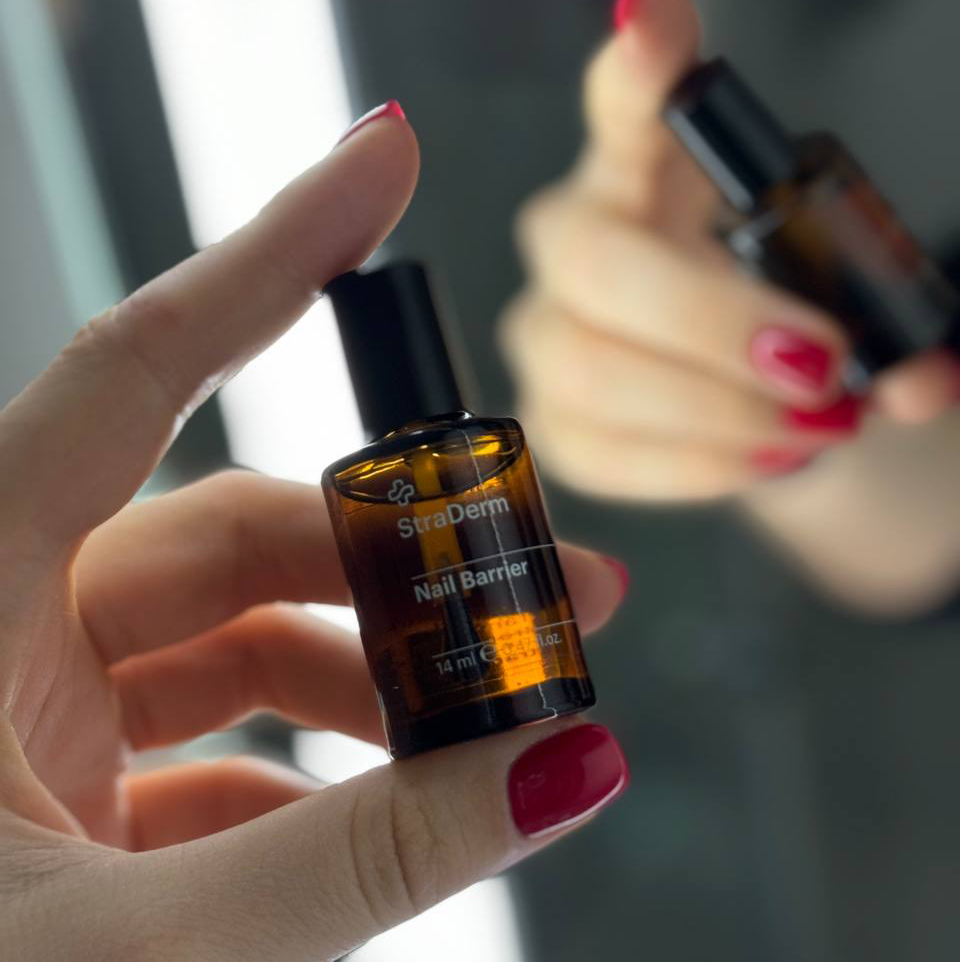 Покрытие восстанавливающим лечебным лаком STRADERM Nail Barrier
