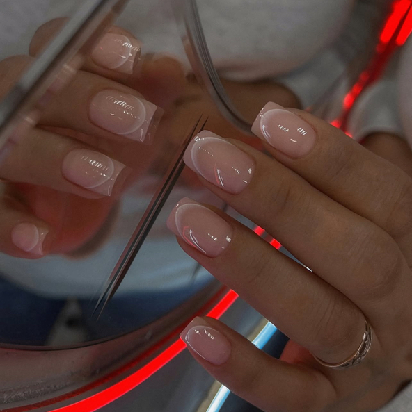 Маникюр с дизайном легкой сложности