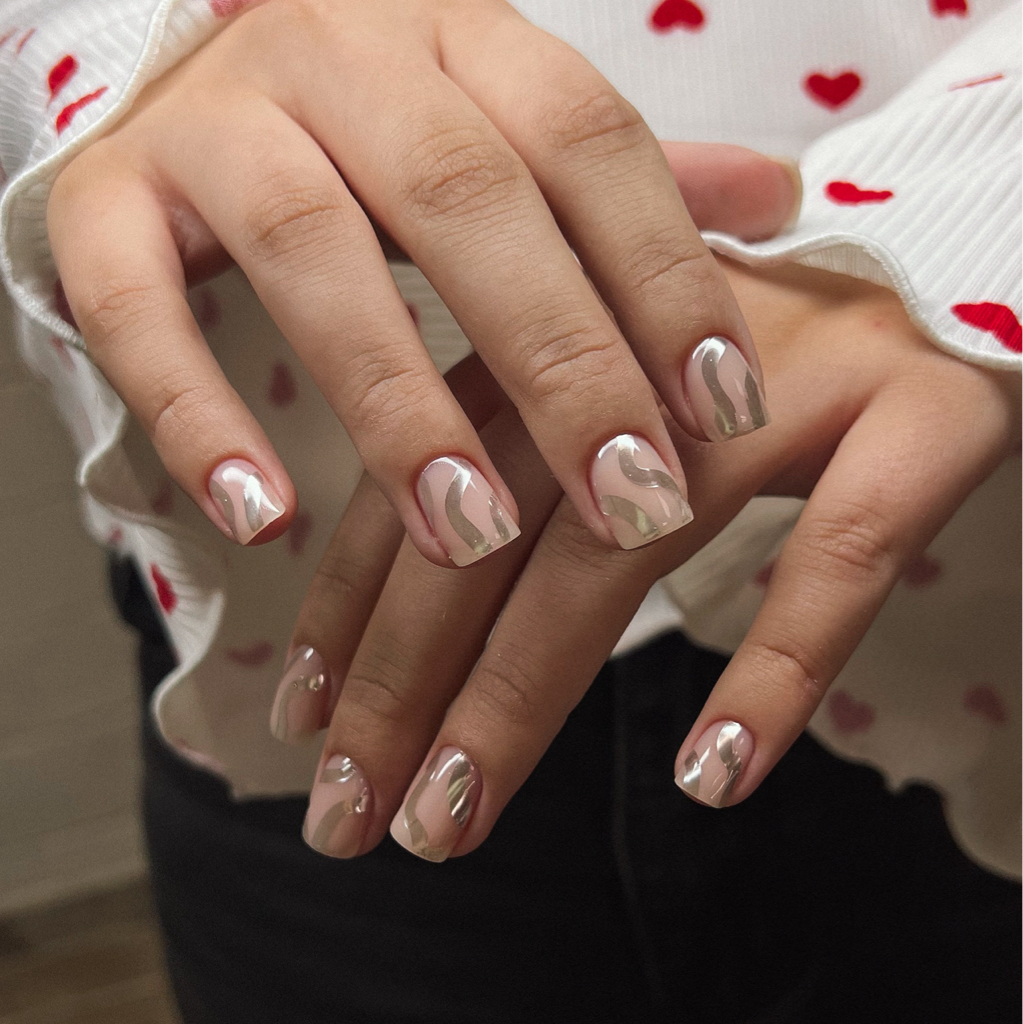 Маникюр с дизайном средней сложности