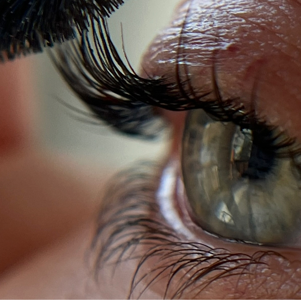 ЛАМИНИРОВАНИЕ  ресниц (окрашивание и ботокс входят в процедуру)