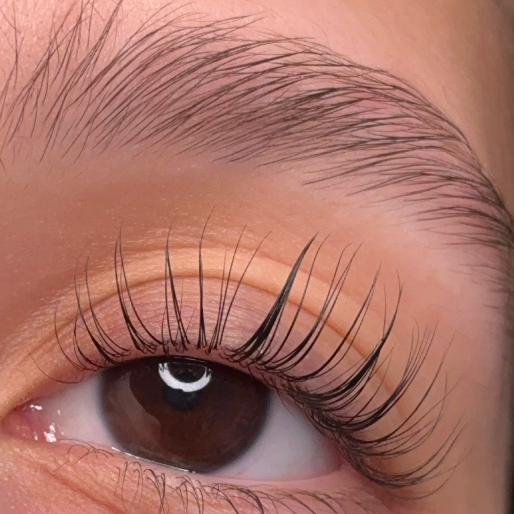 SET: Коррекция бровей + ламинирование ресниц