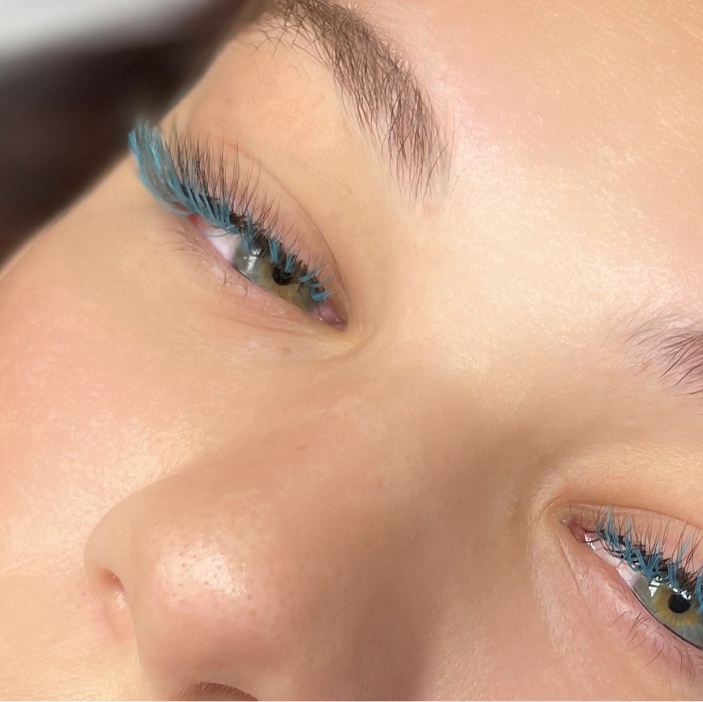 Добавление цветных ресниц