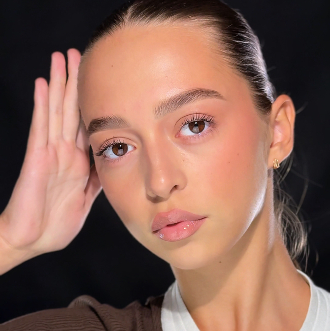 Коррекция и окрашивание бровей