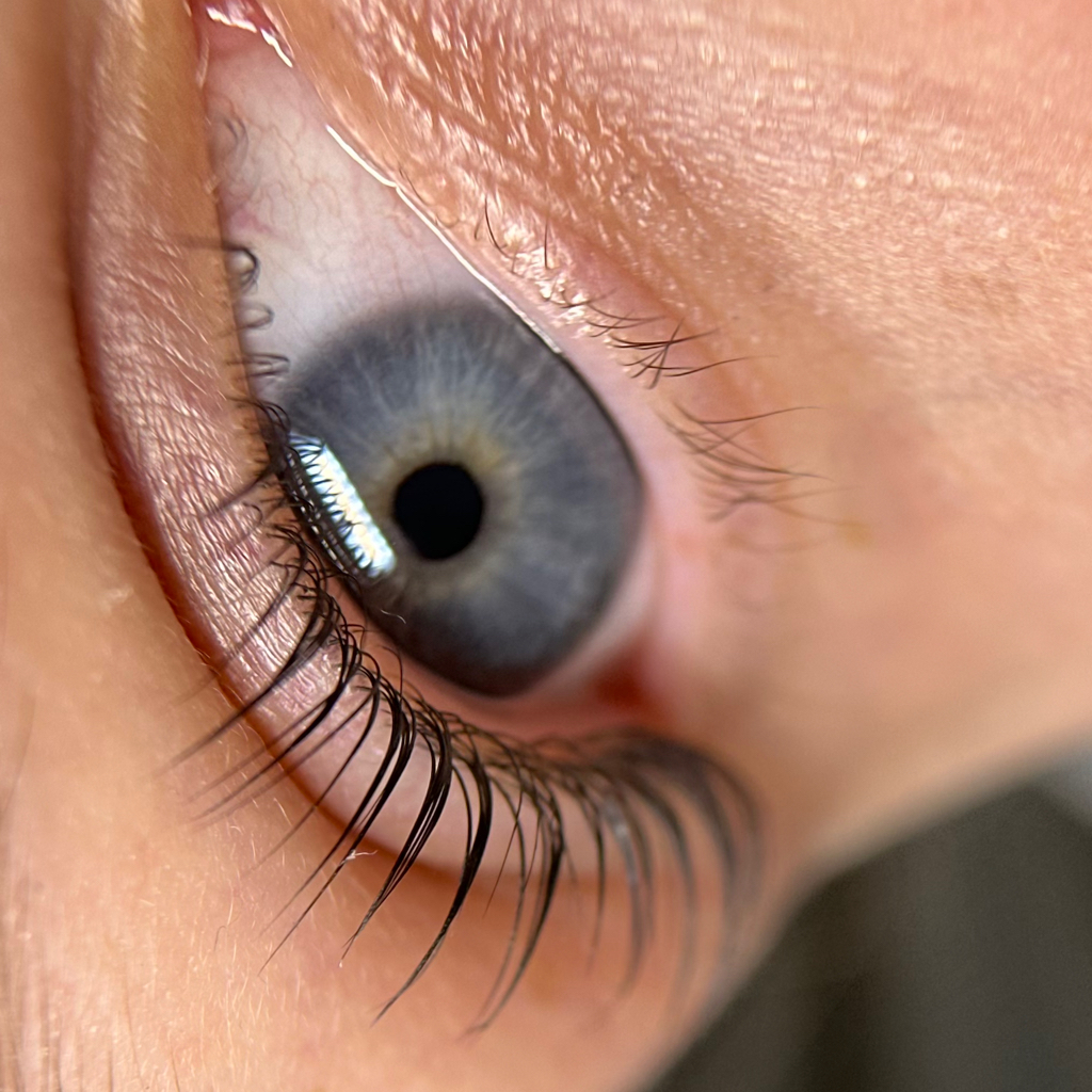 Ламинирование ресниц с дополнительным уходом Amika