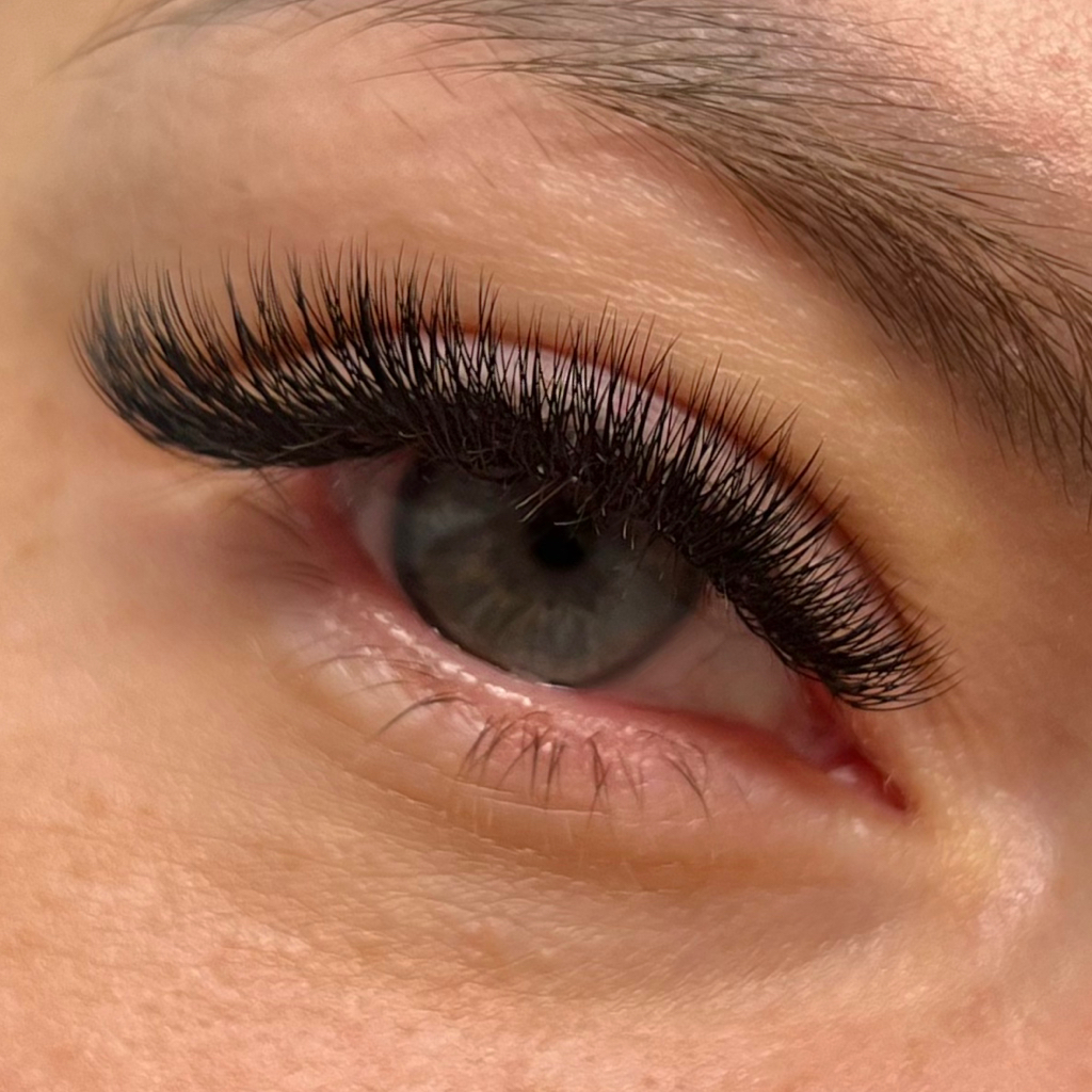 Наращивание ресниц 3D