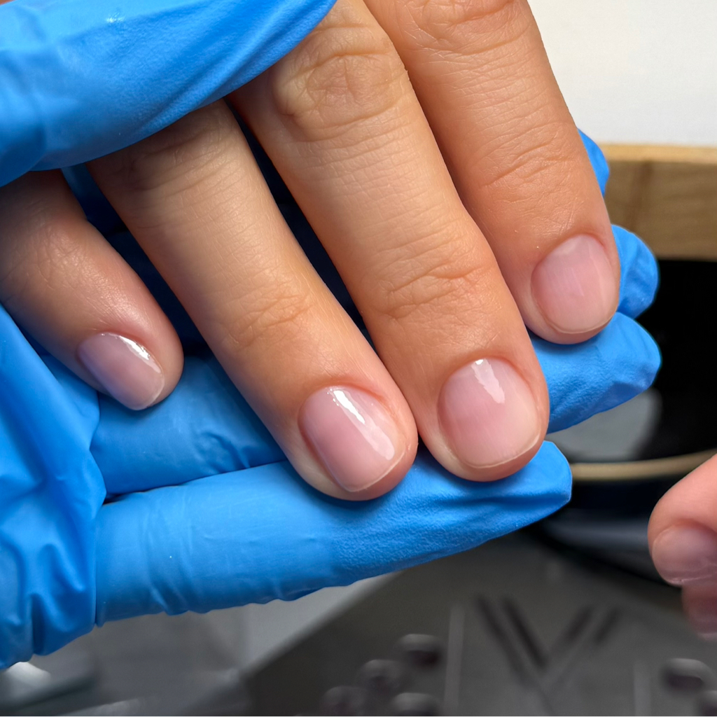 Маникюр с покрытием лечебным лаком