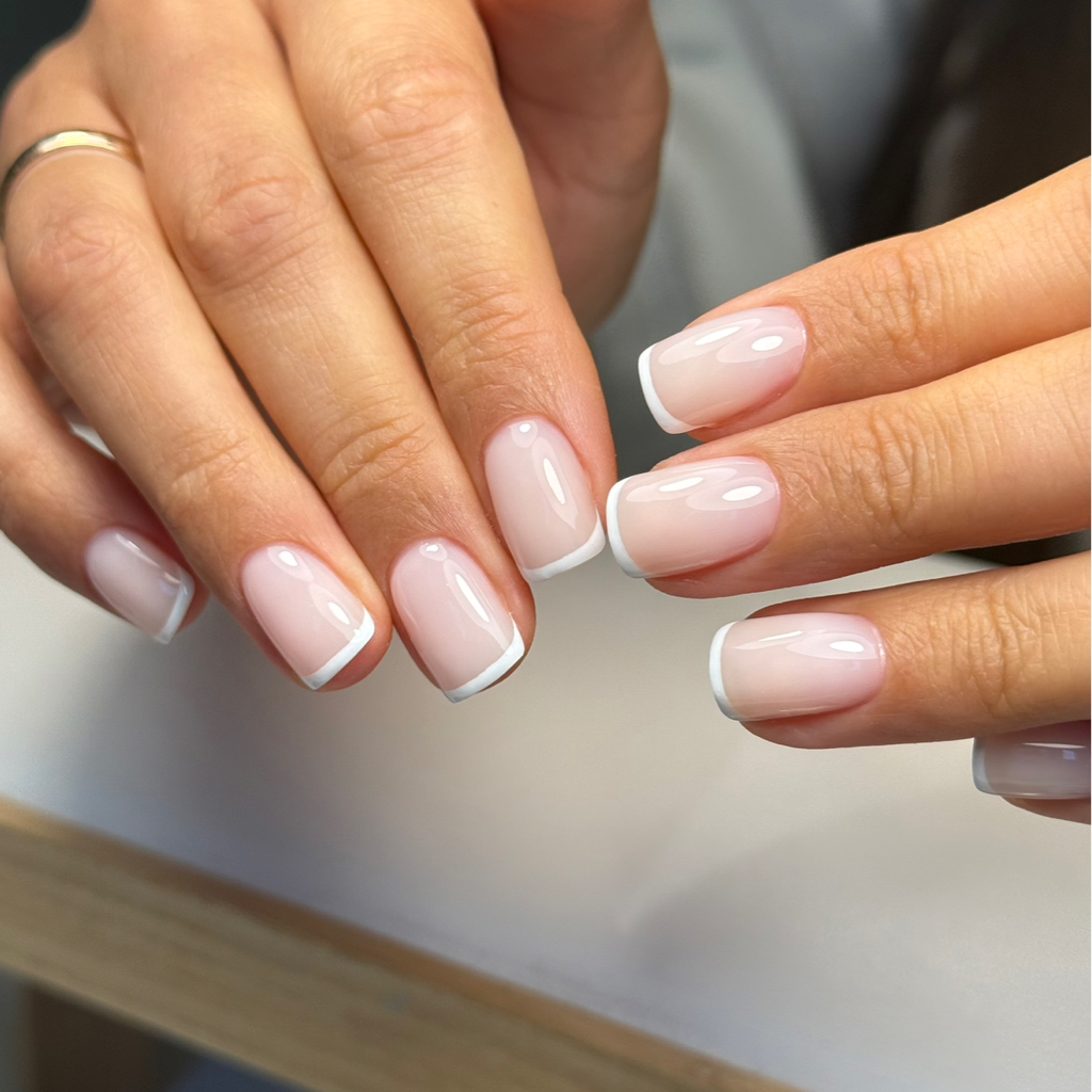 Маникюр с покрытие гель-лак и дизайном френч / втирка / простой дизайн