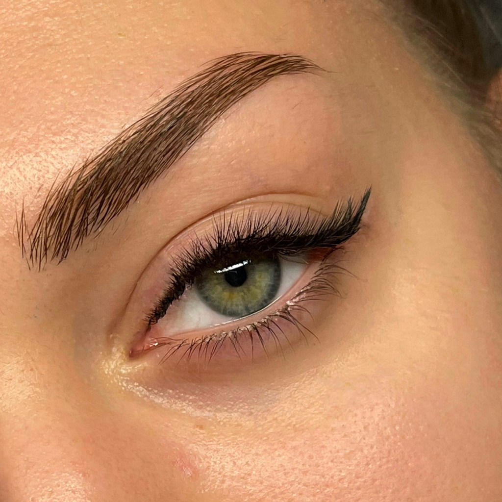 Коррекция наращенных ресниц