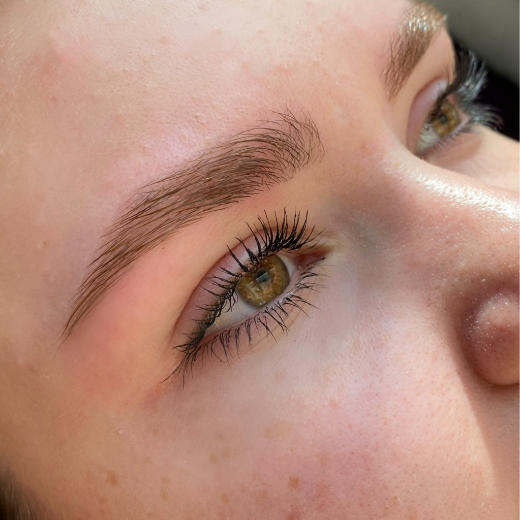 Коррекция бровей (воск/пинцет)