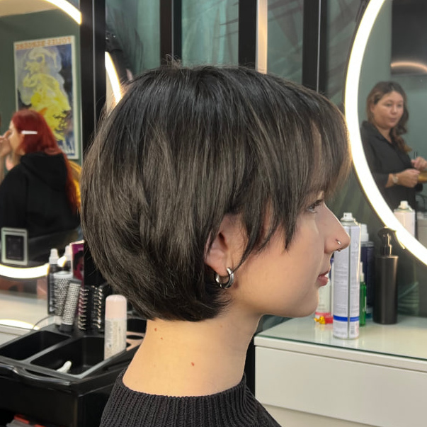 Окрашивание в 1 тон, своей краской (средние волосы)