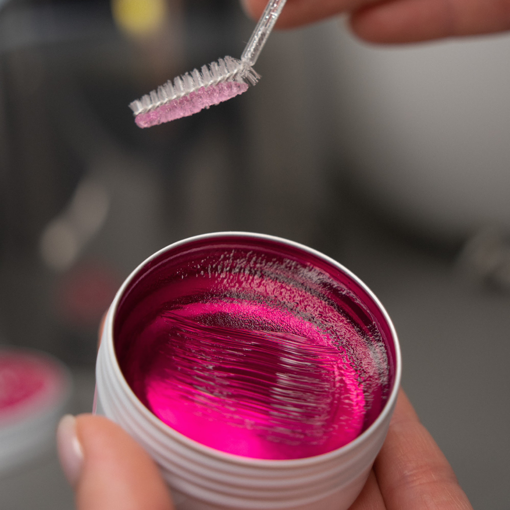 Коррекция бровей (воск + пинцет) / Brow shaping (wax & tweezers)