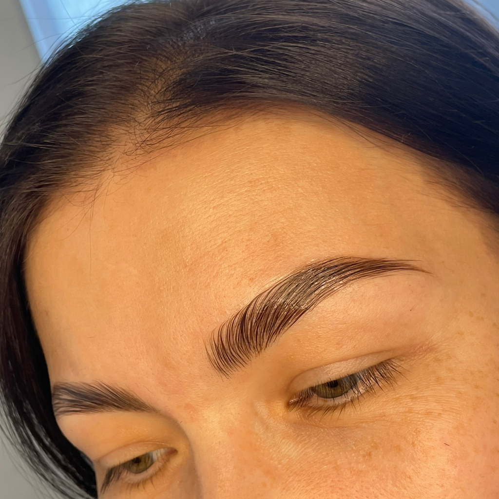 Комплекс долговременной укладки бровей:  •Коррекция бровей (пинцет) •Ламинирование  •Окрашивание  •Питательный уход ( ботокс)