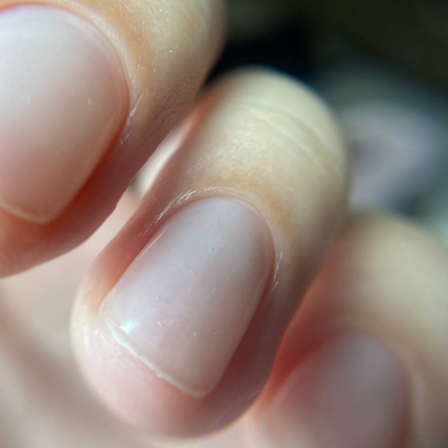 «Голые ногти»покрытие прозрачной базой и топом