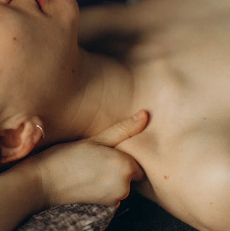 Массаж шейно-воротниковой зоны