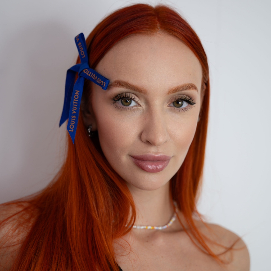 Осветление бровей + коррекция (тонирование и уход входят в стоимость)