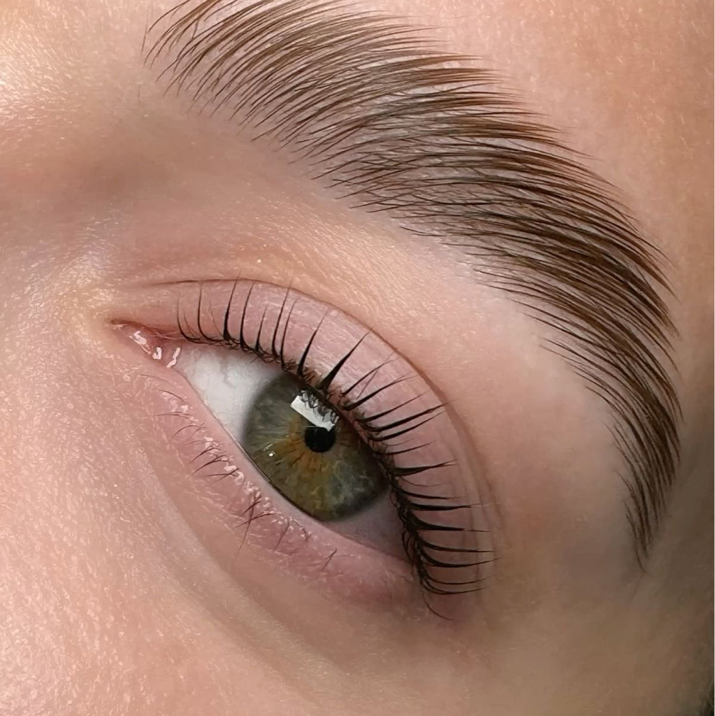 (1) Ламинирование ресниц + 
д/у бровей с окрашиванием