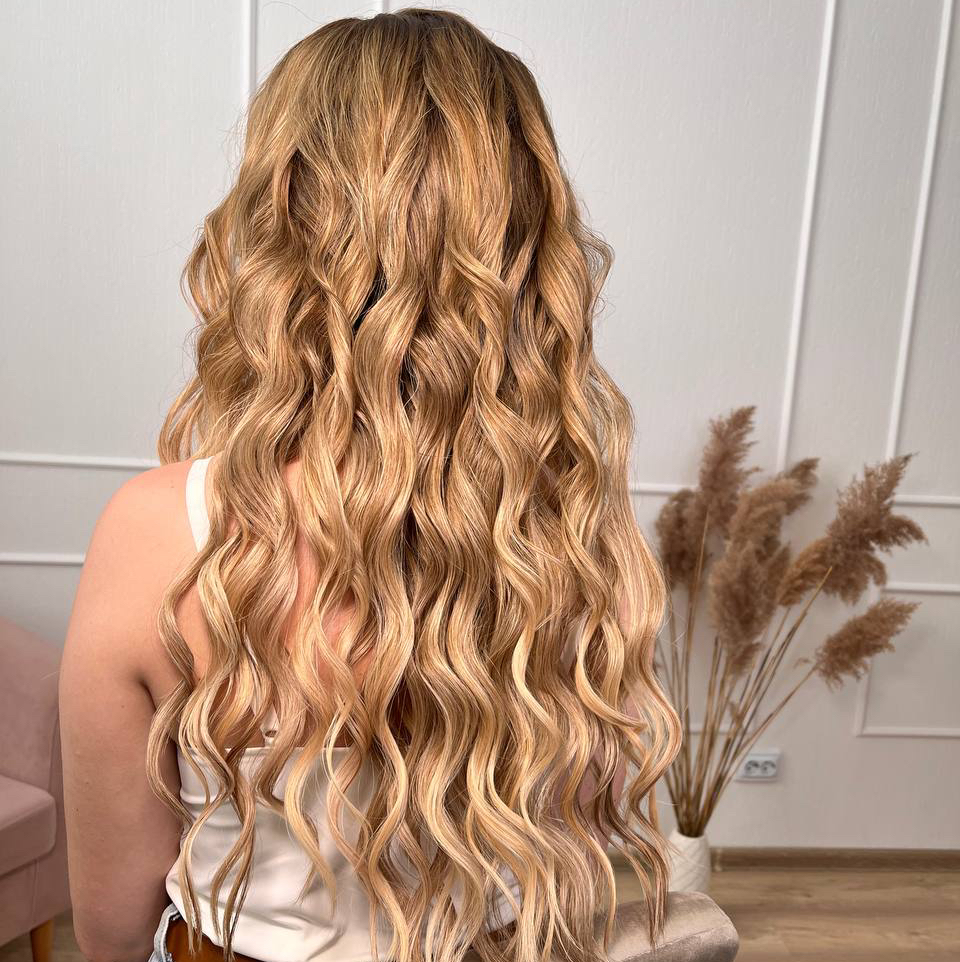 Локоны от мастера по прическам