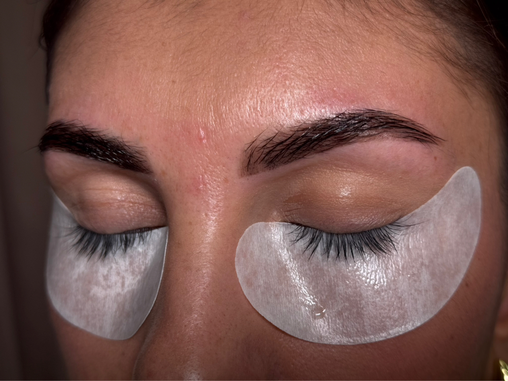 Снятие нарощенных ресниц