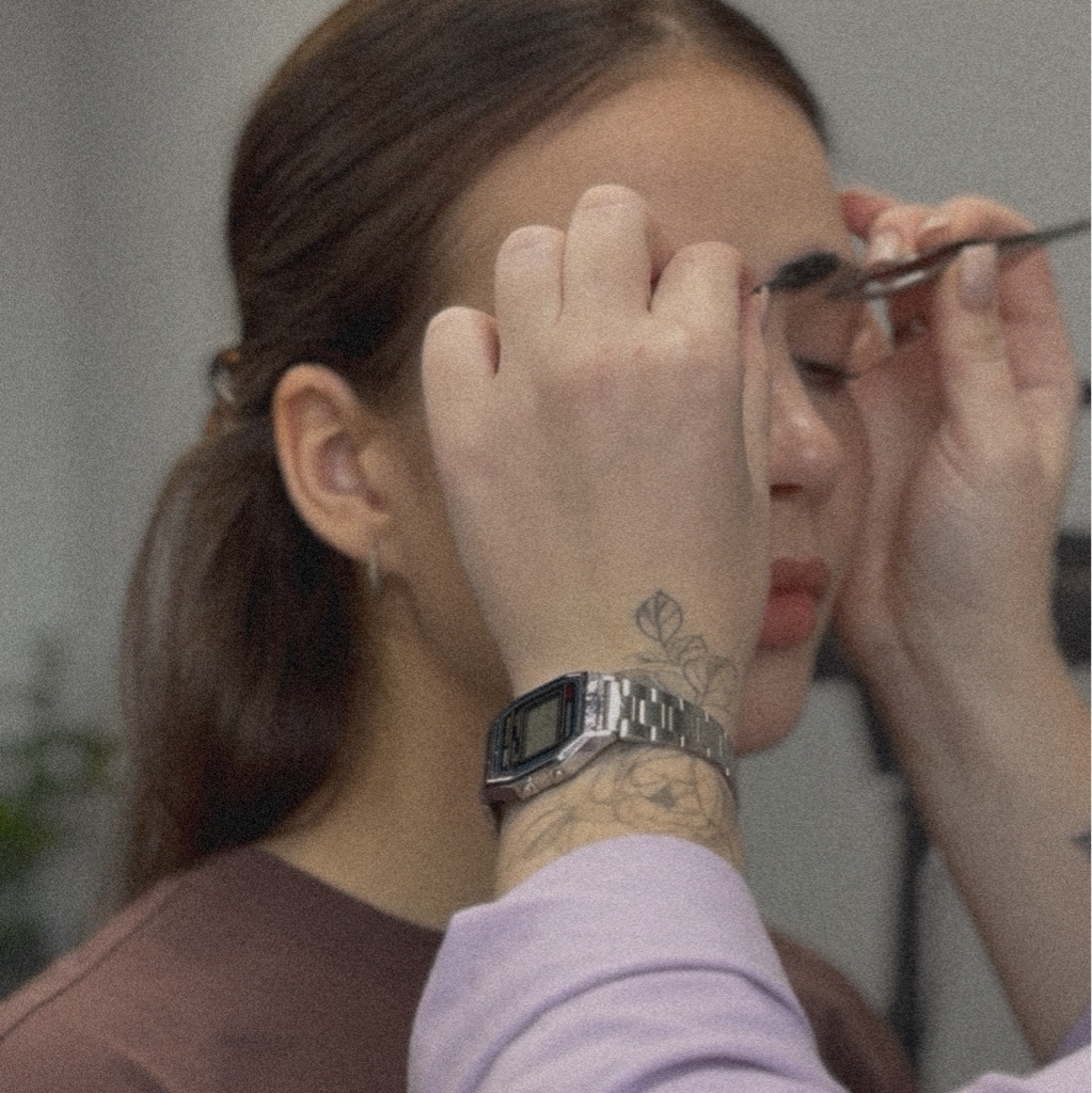 Коррекция бровей