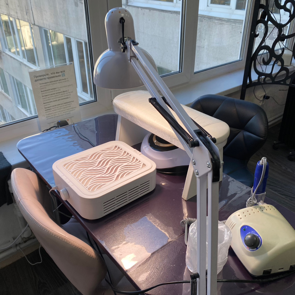 Маникюрный стол