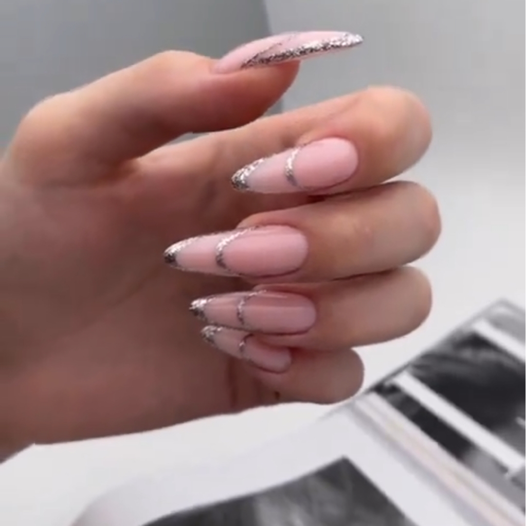 Коррекция нарощенных ногтей   Что включает в себя процедура: снятие старого покрытия, маникюр, укрепление гелем, покрытие гель лаком