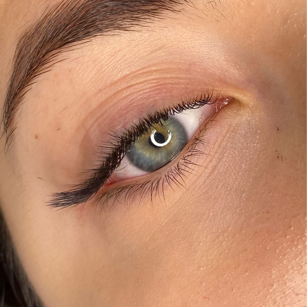 КОМБО - 1D объем ресниц/ АРХИТЕКТУРА бровей - 4500₽
( коррекция, окрашивание)