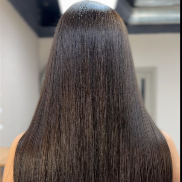 Тонирование в темных, натуральных направлениях: длина ниже лопаток