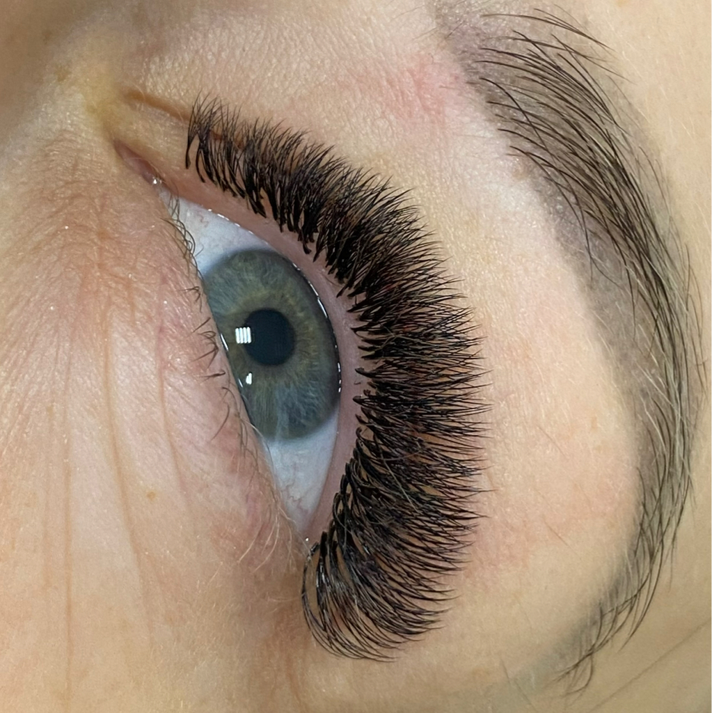 Наращивание ресниц 4D