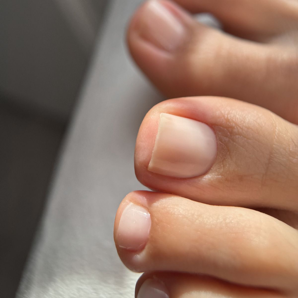 Педикюр пальчиков + прозрачный глянец (прозрачна база+ топ) ( не цветная база!)