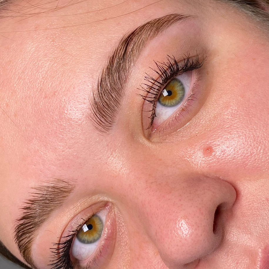 Окрашивание бровей