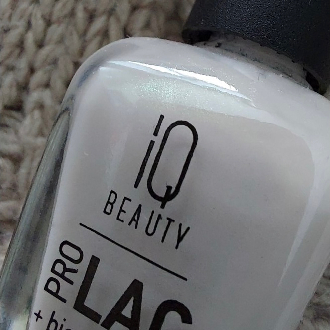 Полный педикюр с покрытием лаком IQ BEAUTY (с обработкой стоп)