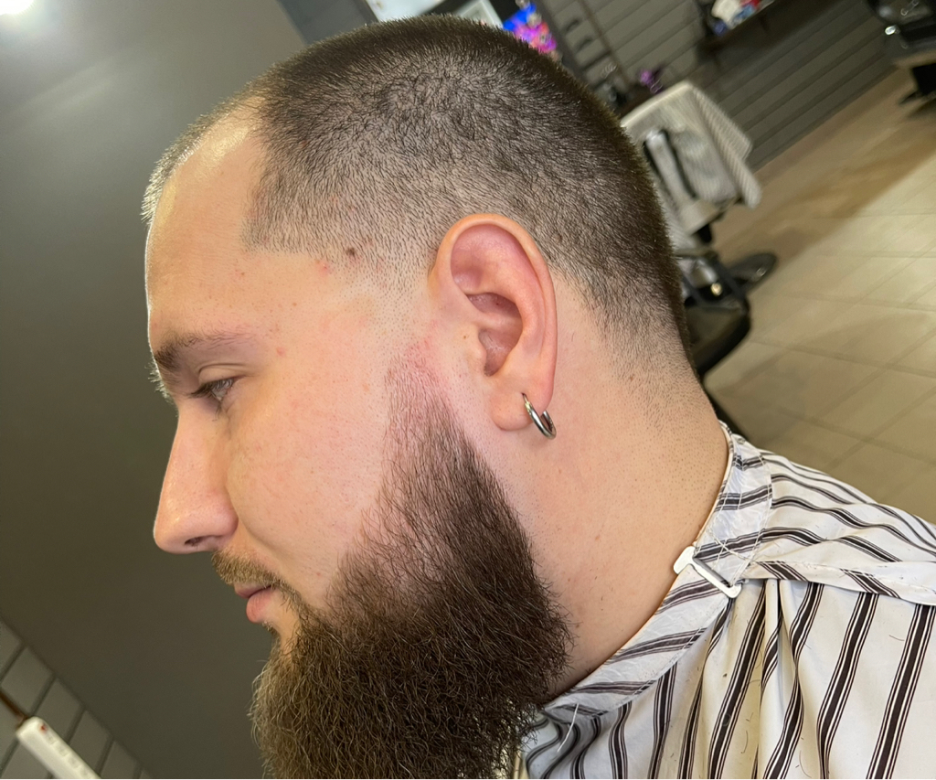 Оформление бороды + ваксинг у барбера
