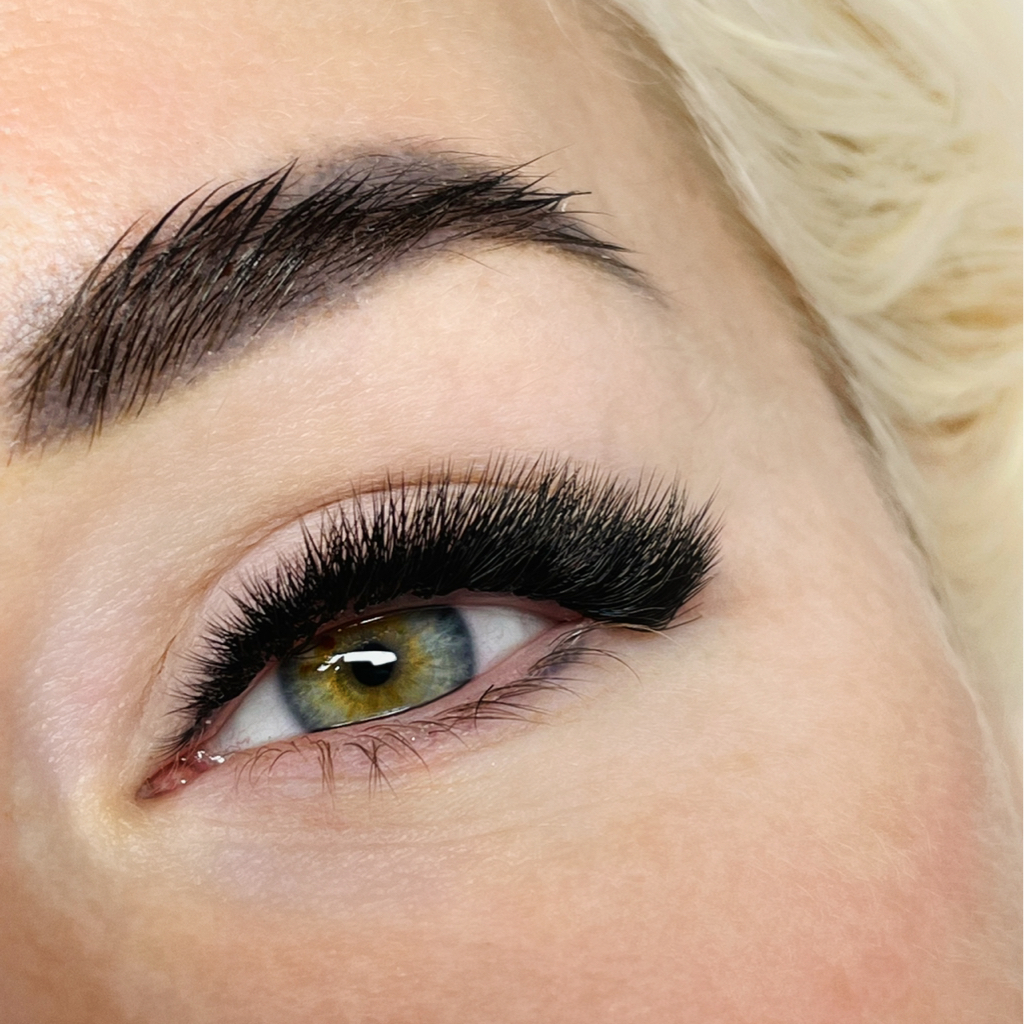 Наращивание ресниц 4д