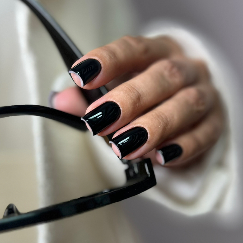 маникюр + однотонное покрытие с простым дизайном