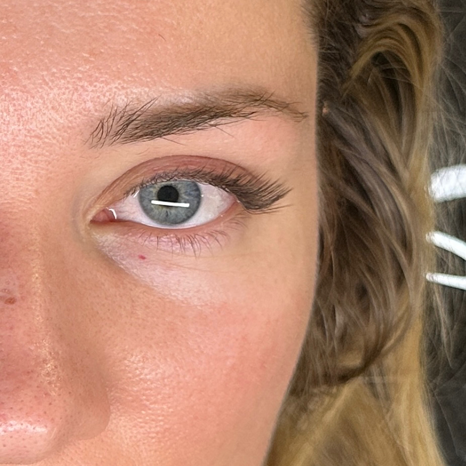 Ресницы Уголки - 2200₽  (Заполнение 1/2 глаза)