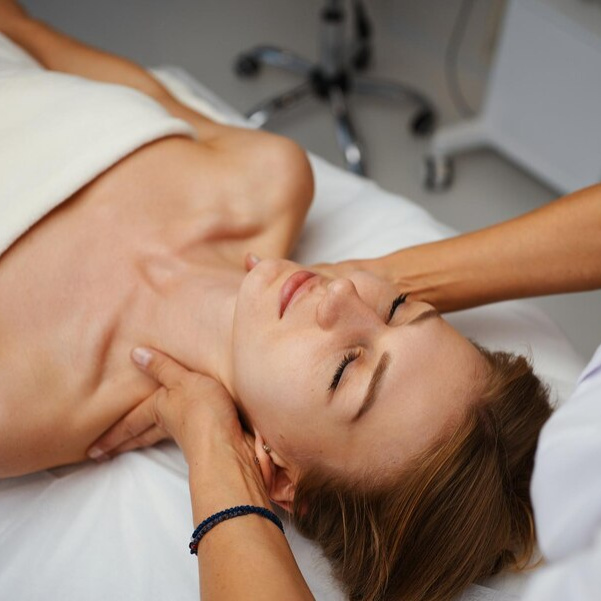 Абонемент: Классический массаж лица и шейно- воротниковой зоны, 60 мин. (5 сеансов)