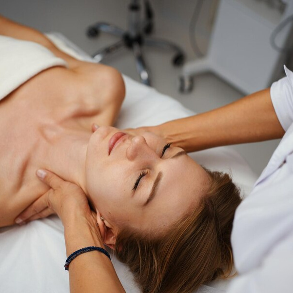 Классический массаж лица и шейно-воротниковой зоны, 60 мин. (1 сеанс)