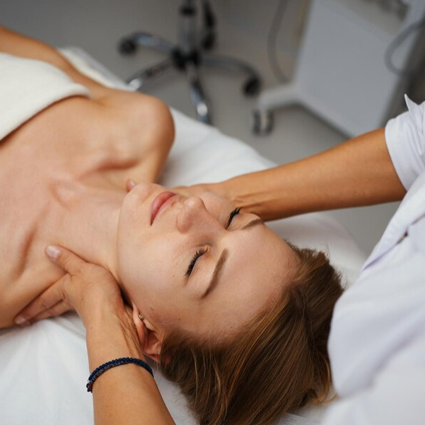 Абонемент: Классический массаж лица и шейно- воротниковой зоны, 60 мин. (10 сеансов)