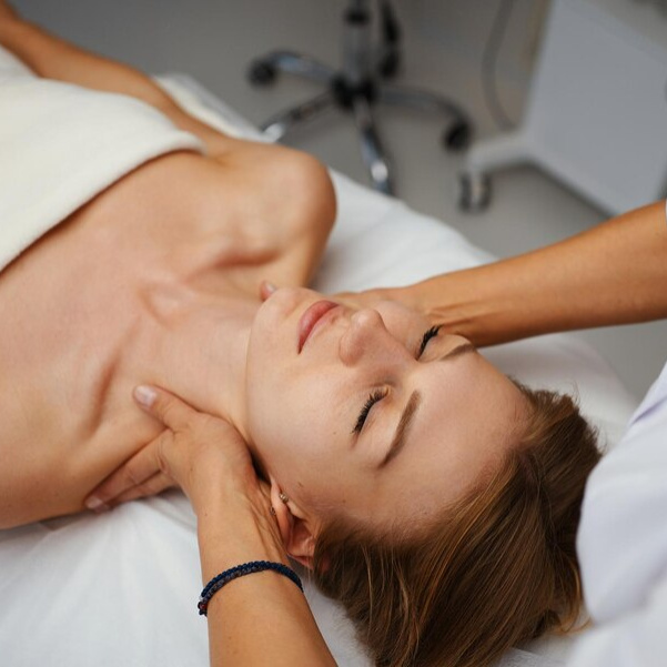 Абонемент: Классический массаж лица и шейно- воротниковой зоны, 60 мин. (15 сеансов)