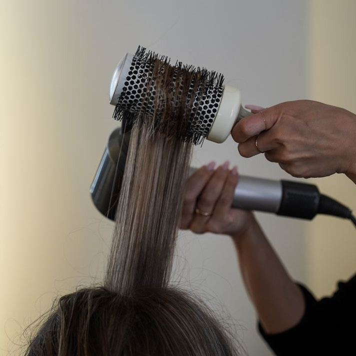 Укладка феном Средние волосы(мытьё + сушка по форме)