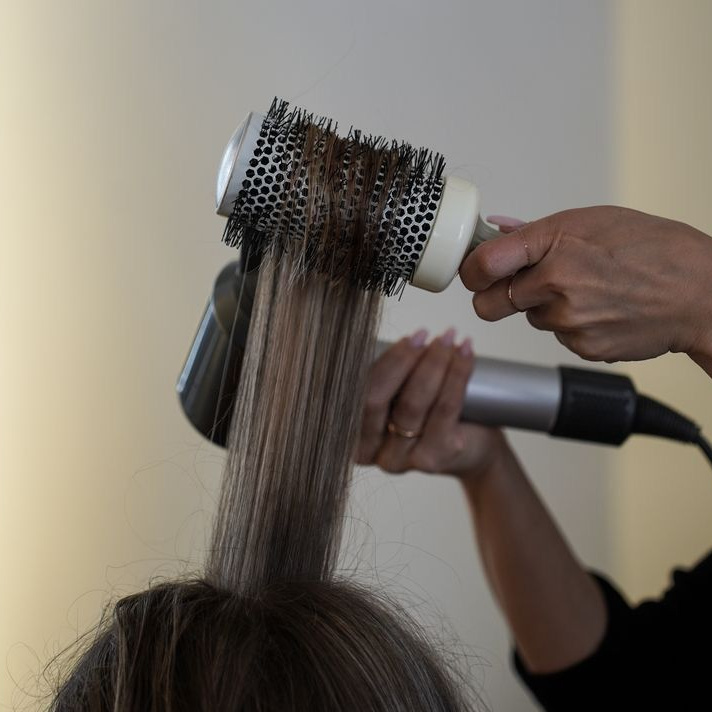 Укладка феном с применением утюжка Средние волосы