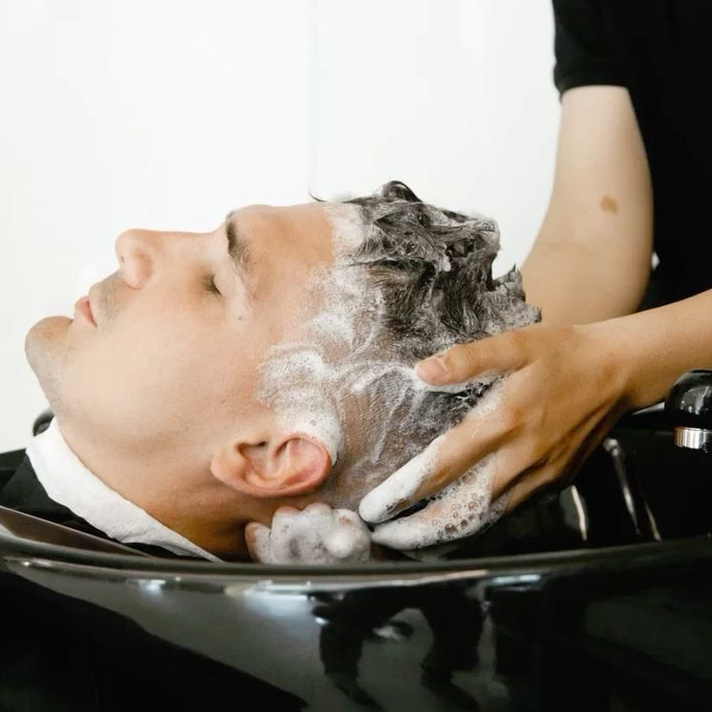 Мытье головы мужская