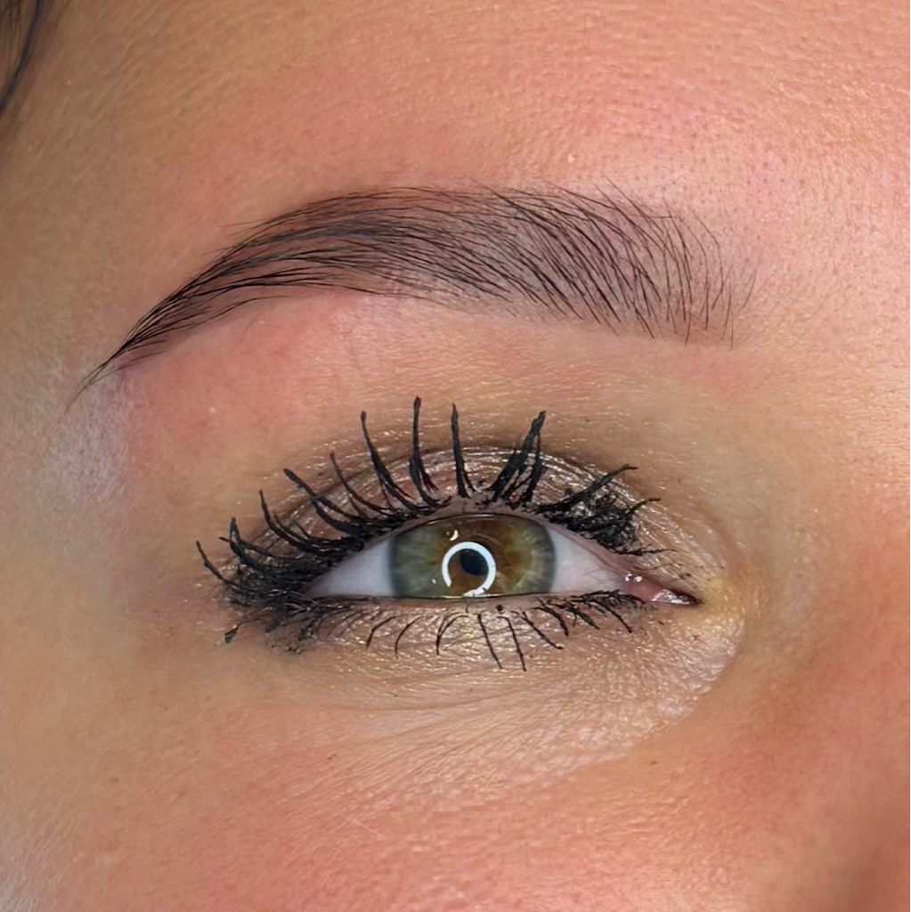 Окрашивание бровей краской