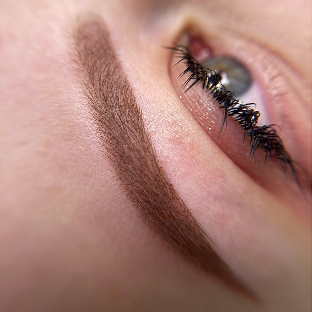 Пудровое напыление бровей