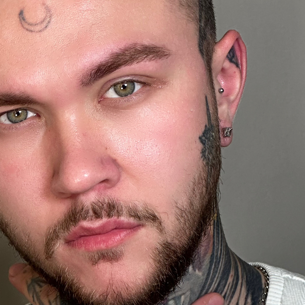 Мужская коррекция бровей + химическое осветление + тонирование + максимальная раскладка