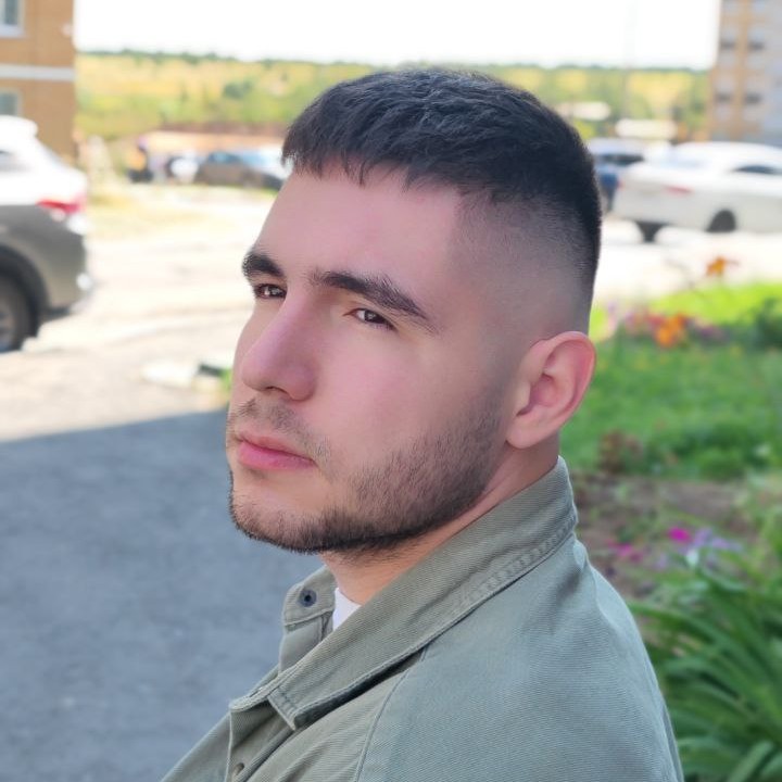 Мужская стрижка в технике фейд (кроп, цезарь)