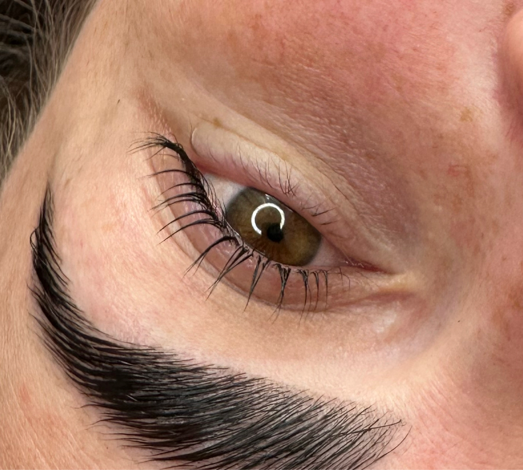 Ламинирование ресниц + д/у бровей + окрашивание бровей и ресниц  (две процедуры делаются одновременно)