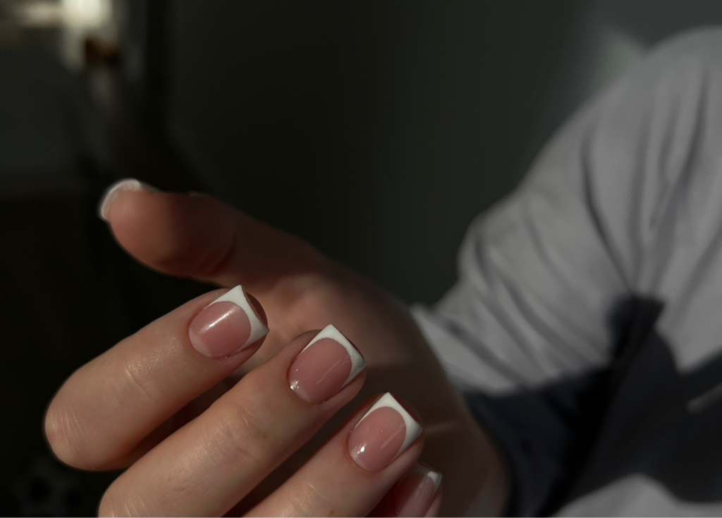 ФРЕНЧ/ДИЗАЙН НА ВСЕХ НОГТЯХ