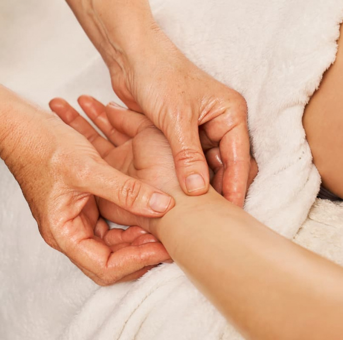 КОМБО 4-в-1 - Эстетический массаж лица, ШВЗ и декольте + Массаж головы + Массаж рук + Альгинатная маска